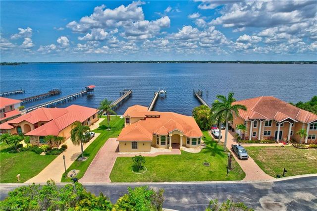 6140 River Shore CT, North Fort Myers, FL 33917