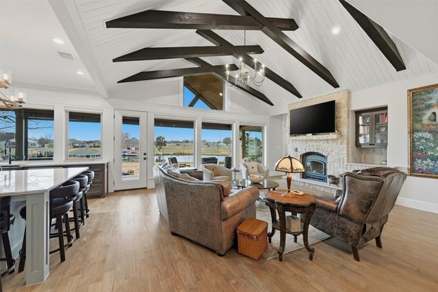 613 Kiowa Drive W, Lake Kiowa, TX 76240
