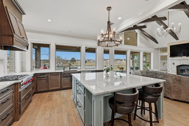 613 Kiowa Drive W, Lake Kiowa, TX 76240