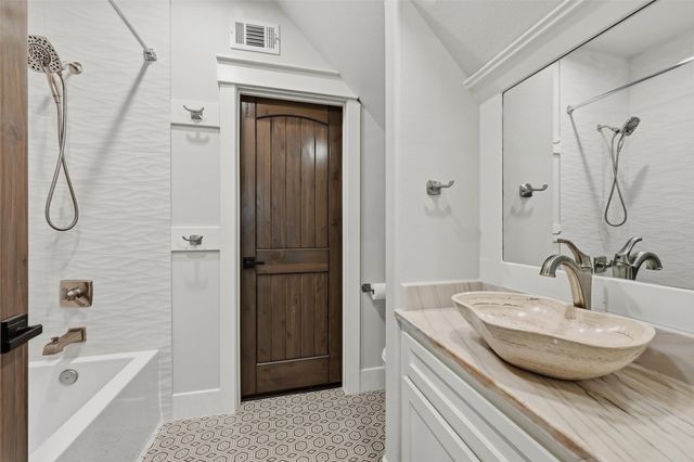 613 Kiowa Drive W, Lake Kiowa, TX 76240