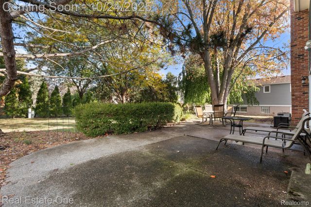 1477 Oakcrest Drive, Troy, MI 48083