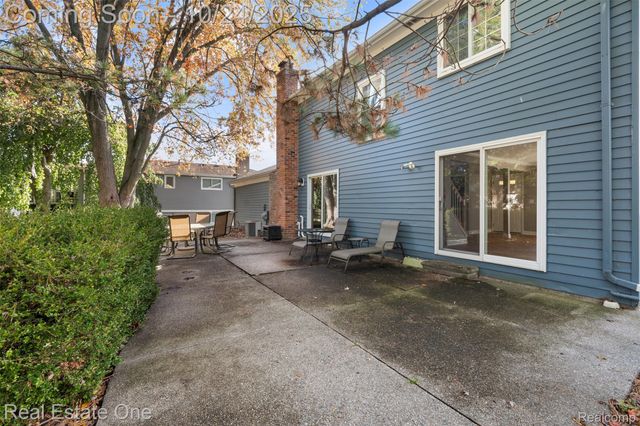 1477 Oakcrest Drive, Troy, MI 48083