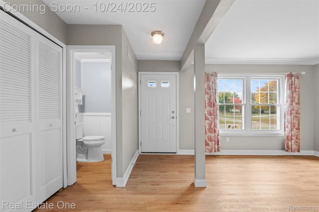 1477 Oakcrest Drive, Troy, MI 48083