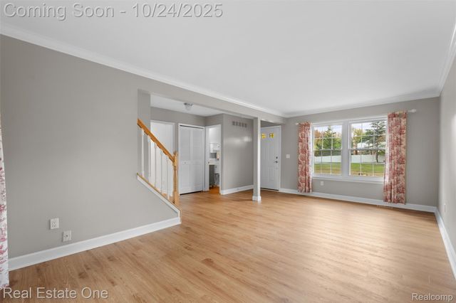 1477 Oakcrest Drive, Troy, MI 48083