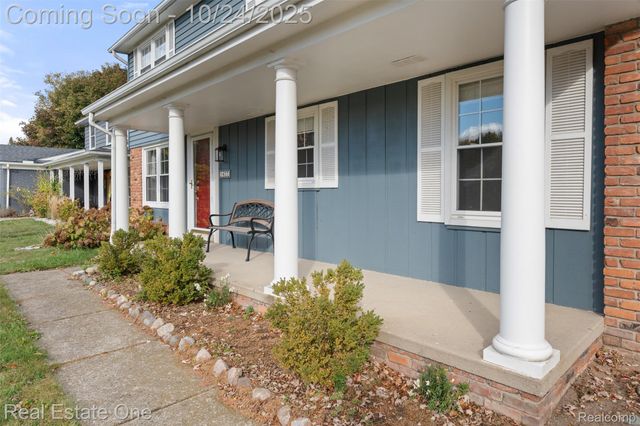 1477 Oakcrest Drive, Troy, MI 48083