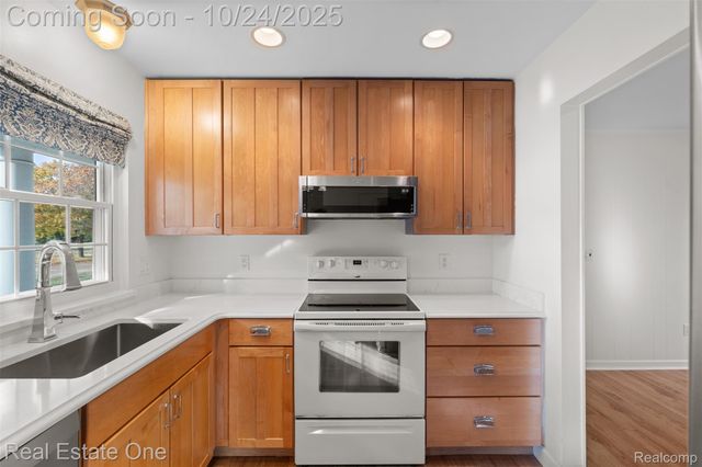 1477 Oakcrest Drive, Troy, MI 48083