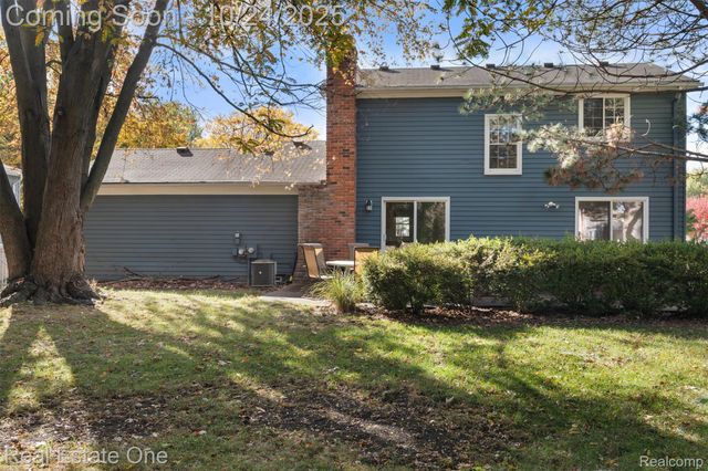 1477 Oakcrest Drive, Troy, MI 48083
