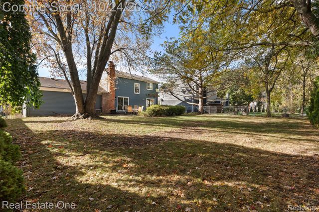 1477 Oakcrest Drive, Troy, MI 48083