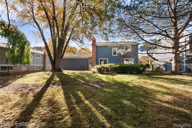 1477 Oakcrest Drive, Troy, MI 48083