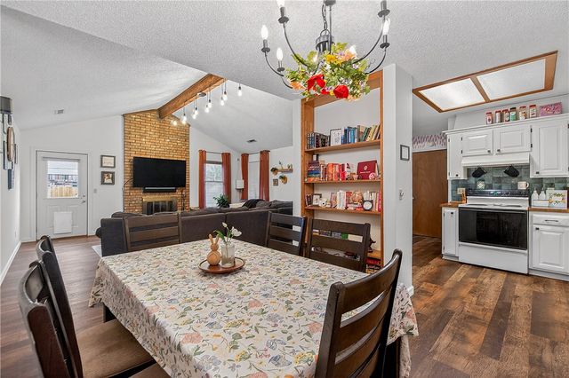 909 W Linden Street, Rogers, AR 72756