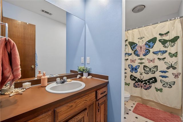 909 W Linden Street, Rogers, AR 72756