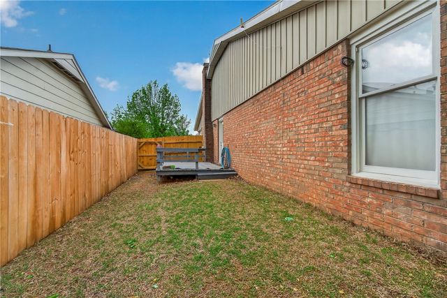 909 W Linden Street, Rogers, AR 72756