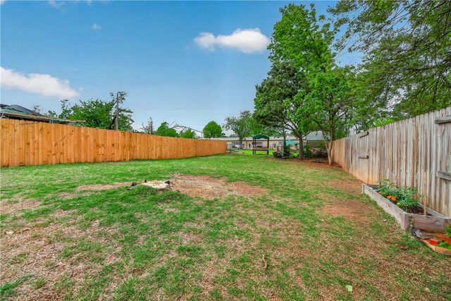 909 W Linden Street, Rogers, AR 72756