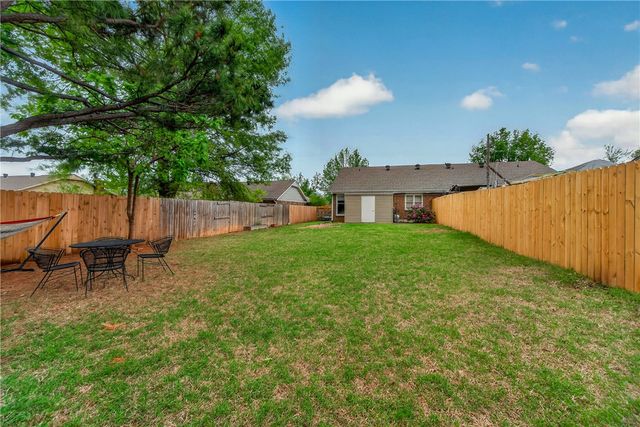 909 W Linden Street, Rogers, AR 72756