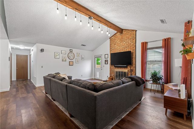 909 W Linden Street, Rogers, AR 72756