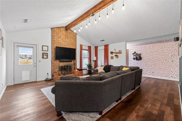 909 W Linden Street, Rogers, AR 72756