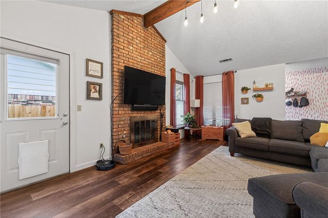 909 W Linden Street, Rogers, AR 72756