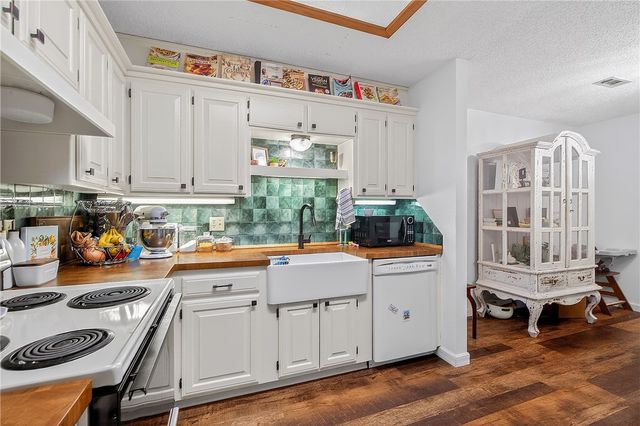 909 W Linden Street, Rogers, AR 72756