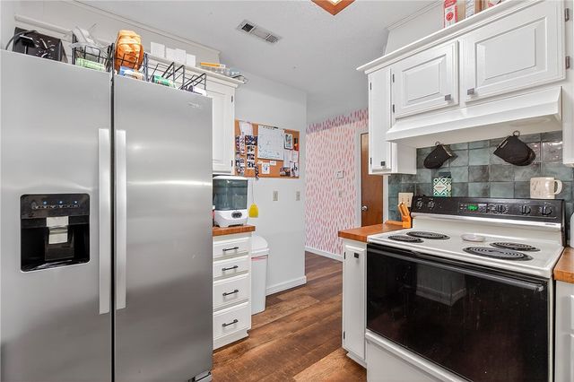 909 W Linden Street, Rogers, AR 72756