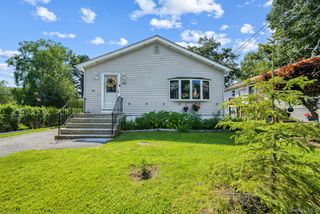 142 N 27th Street, Wheatley Heights, NY 11798