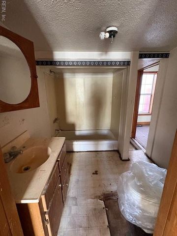 208 Wellons ST, Suffolk, VA 23434