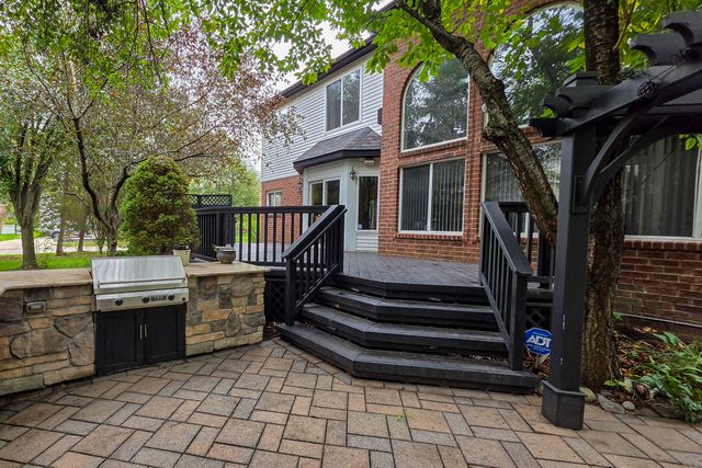 2255 Radcliffe Drive, Troy, MI 48085