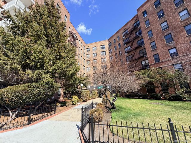 100-25 Queens Boulevard 3JJ, Forest Hills, NY 11375