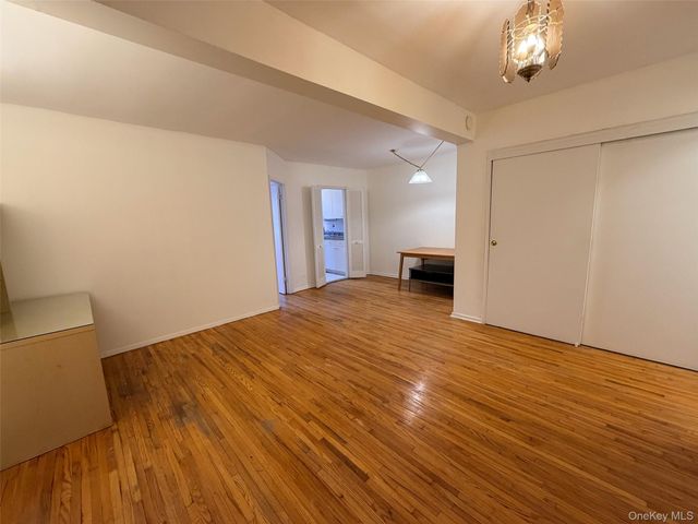 100-25 Queens Boulevard 3JJ, Forest Hills, NY 11375