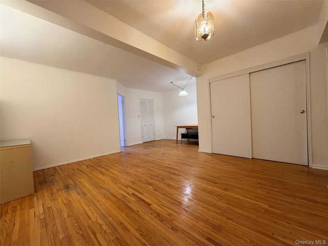 100-25 Queens Boulevard 3JJ, Forest Hills, NY 11375