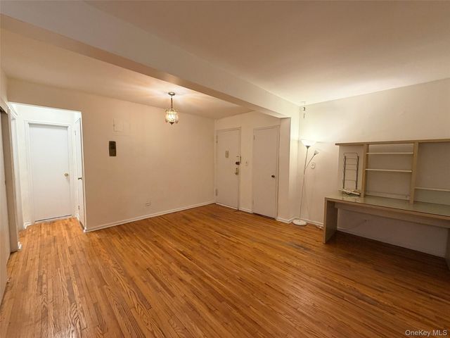100-25 Queens Boulevard 3JJ, Forest Hills, NY 11375