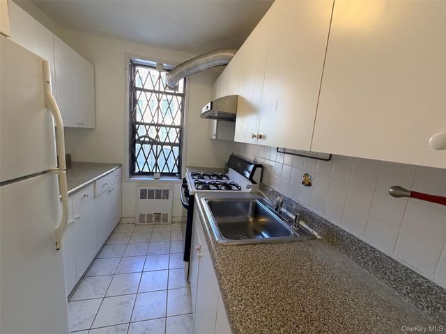 100-25 Queens Boulevard 3JJ, Forest Hills, NY 11375