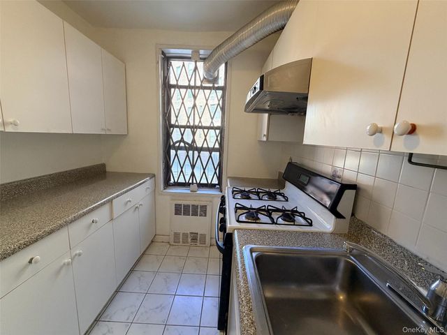 100-25 Queens Boulevard 3JJ, Forest Hills, NY 11375