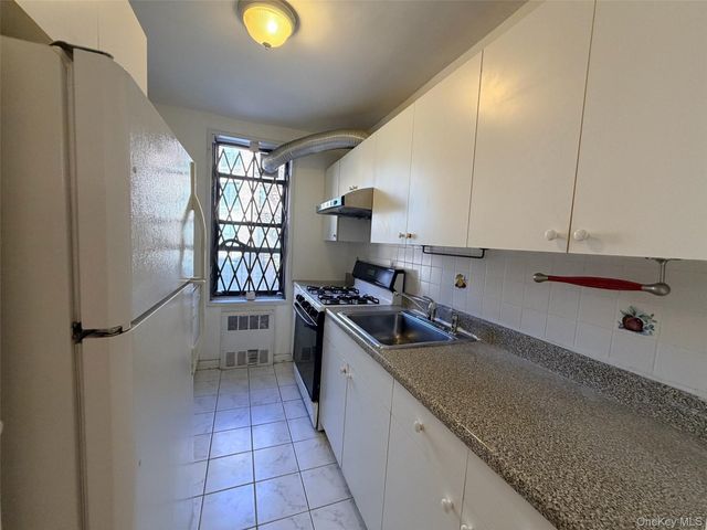 100-25 Queens Boulevard 3JJ, Forest Hills, NY 11375