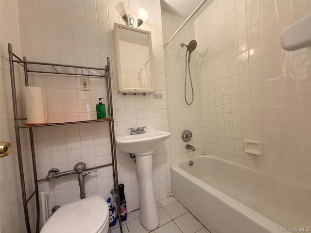 100-25 Queens Boulevard 3JJ, Forest Hills, NY 11375