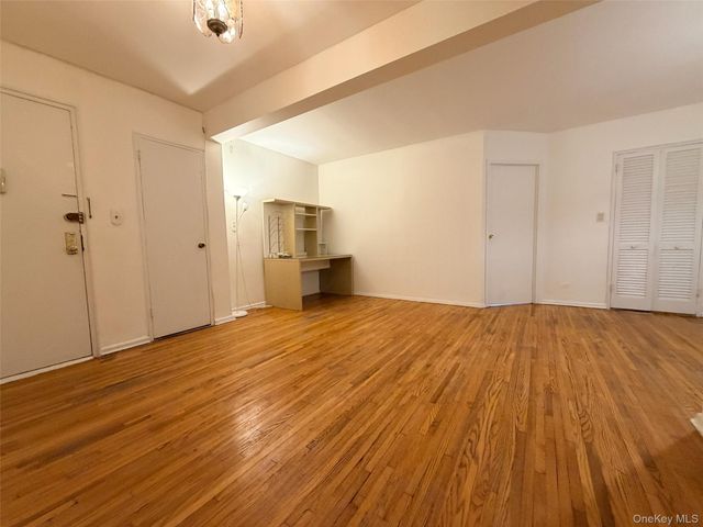 100-25 Queens Boulevard 3JJ, Forest Hills, NY 11375