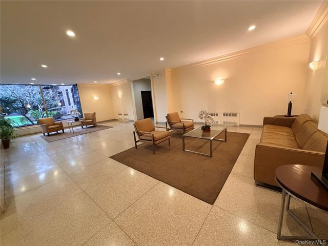 100-25 Queens Boulevard 3JJ, Forest Hills, NY 11375