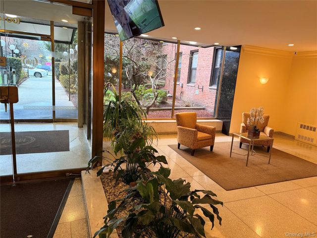 100-25 Queens Boulevard 3JJ, Forest Hills, NY 11375