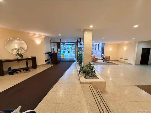 100-25 Queens Boulevard 3JJ, Forest Hills, NY 11375