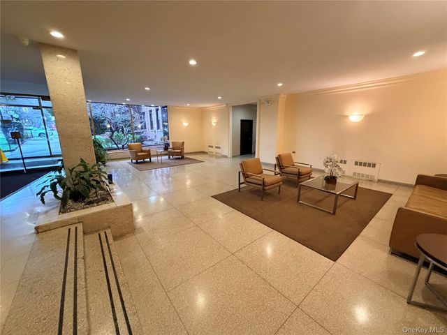100-25 Queens Boulevard 3JJ, Forest Hills, NY 11375