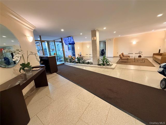 100-25 Queens Boulevard 3JJ, Forest Hills, NY 11375