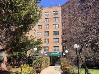 100-25 Queens Boulevard 3JJ, Forest Hills, NY 11375