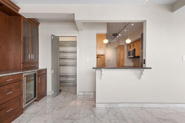 3180 N Lake Shore Drive 17F, Chicago, IL 60657