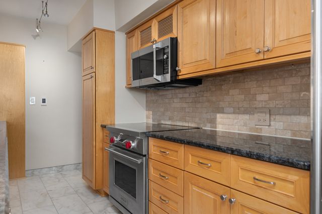 3180 N Lake Shore Drive 17F, Chicago, IL 60657