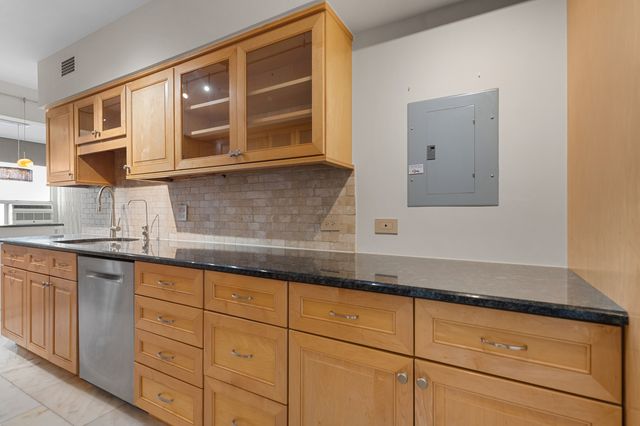 3180 N Lake Shore Drive 17F, Chicago, IL 60657