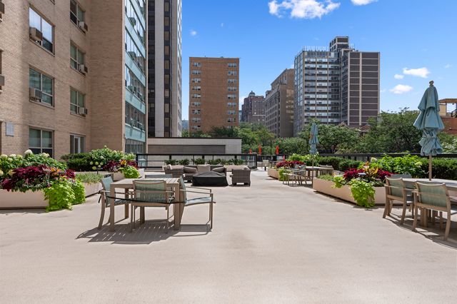 3180 N Lake Shore Drive 17F, Chicago, IL 60657