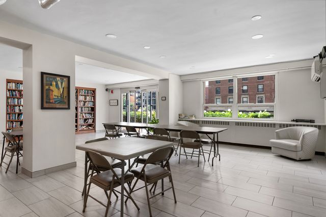 3180 N Lake Shore Drive 17F, Chicago, IL 60657