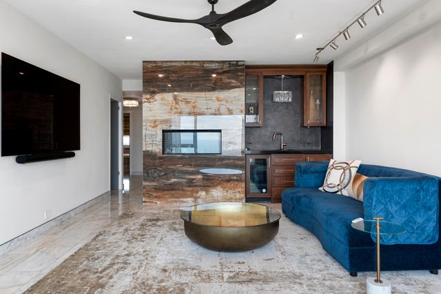 3180 N Lake Shore Drive 17F, Chicago, IL 60657