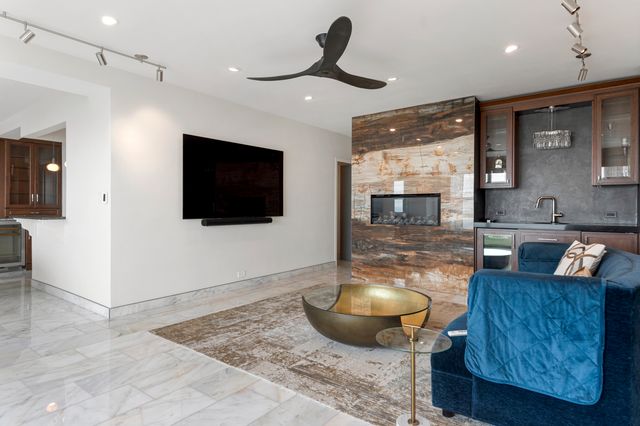 3180 N Lake Shore Drive 17F, Chicago, IL 60657