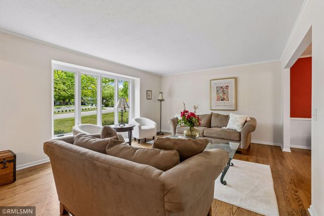 905 Windemere Curve, Plymouth, MN 55441