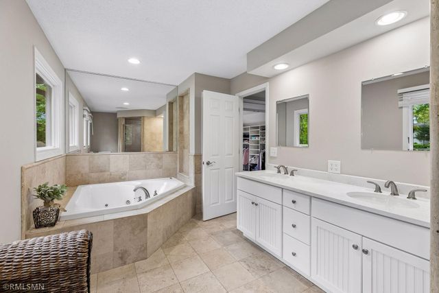 905 Windemere Curve, Plymouth, MN 55441